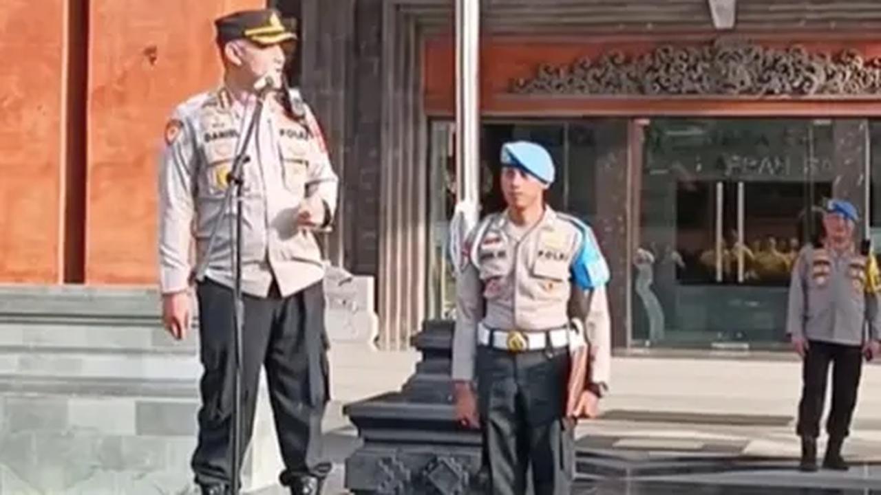 Perwira Berpangkat Kombes Merokok sambil Pimpin Apel