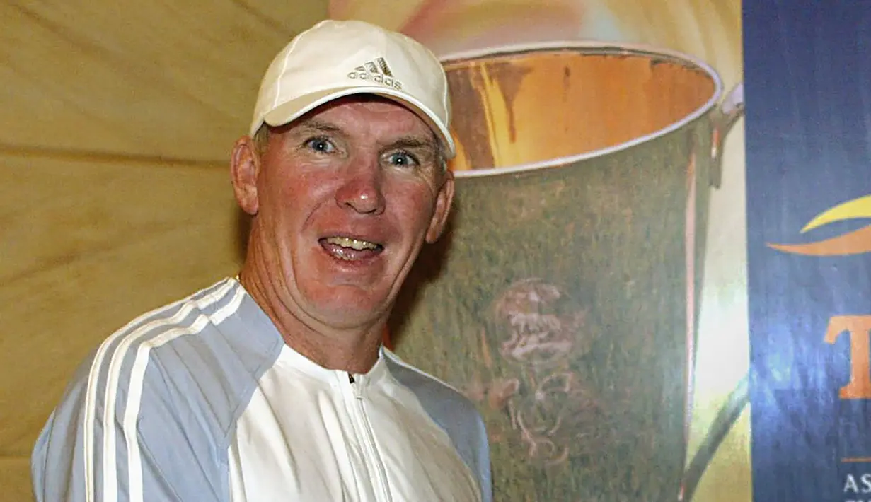 Peter Withe. Dalam Piala AFF 2004 yang digelar di Vietnam dan Malaysia, Timnas Indonesia kembali menjadi runner-up saat ditangani pelatih asal Inggris, Peter Withe. Dalam laga final kontra Singapura yang digelar dua leg, Indonesia kalah 1-3 di Jakarta dan kalah 1-2 di Singapura. (AFP/Stanley Chou)