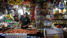 Pedagang menunggu pembeli di Pasar Tebet Timur, Jakarta, Rabu (11/8/2021). Pemerintah Provinsi (Pemprov) DKI Jakarta memutuskan untuk menjadikan sertifikat vaksinasi Covid-19 sebagai syarat memasuki berbagai tempat umum, termasuk pasar tradisional. (Liputan6.com/Faizal Fanani)