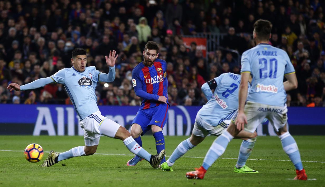 Aksi pemain FC Barcelona, Lionel Messi (tengah) melakukan tembakan melewati hadangan para pemain Celta Vigo pada lanjutan La Liga Spanyol di Camp Nou, Barcelona, (4/3/2017).  (AP/Manu Fernandez)