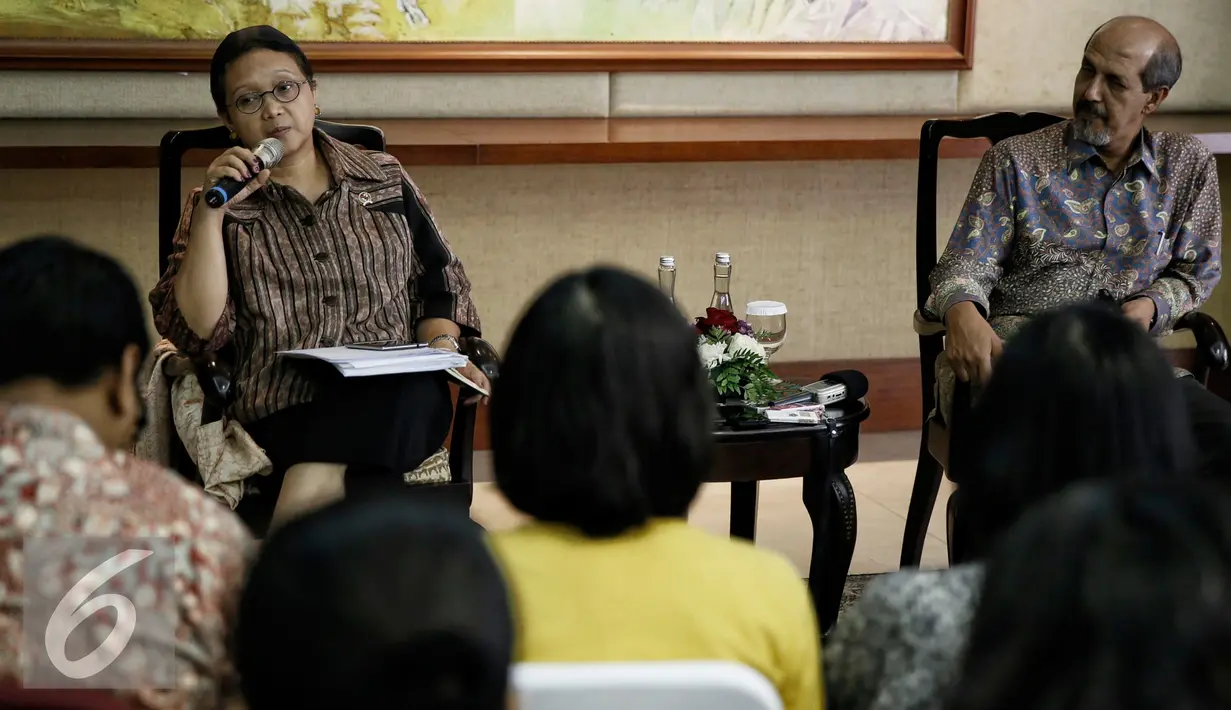 Menteri Luar Negeri Indonesia Retno Marsudi mendengarkan pertanyaan wartawan saat diskusi di Gedung Kementerian Luar Negeri, Jakarta, Jumat. (4/2/2016). Diskusi tersebut membahas info update terkini terkait OKI. (Liputan6.com/Faizal Fanani)