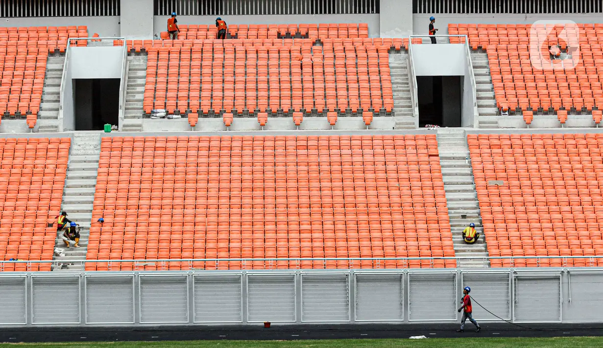 Para pekerja menyelesaikan pembangunan Jakarta International Stadium (JIS), Jakarta, Selasa (15/3/2022). PT Jakarta Propertindo mencatat progres realisasi pembangunan stadion yang diproyeksikan berkapasitas 82.000 penonton itu mencapai 98,60 persen. (Liputan6.com/Herman Zakharia)