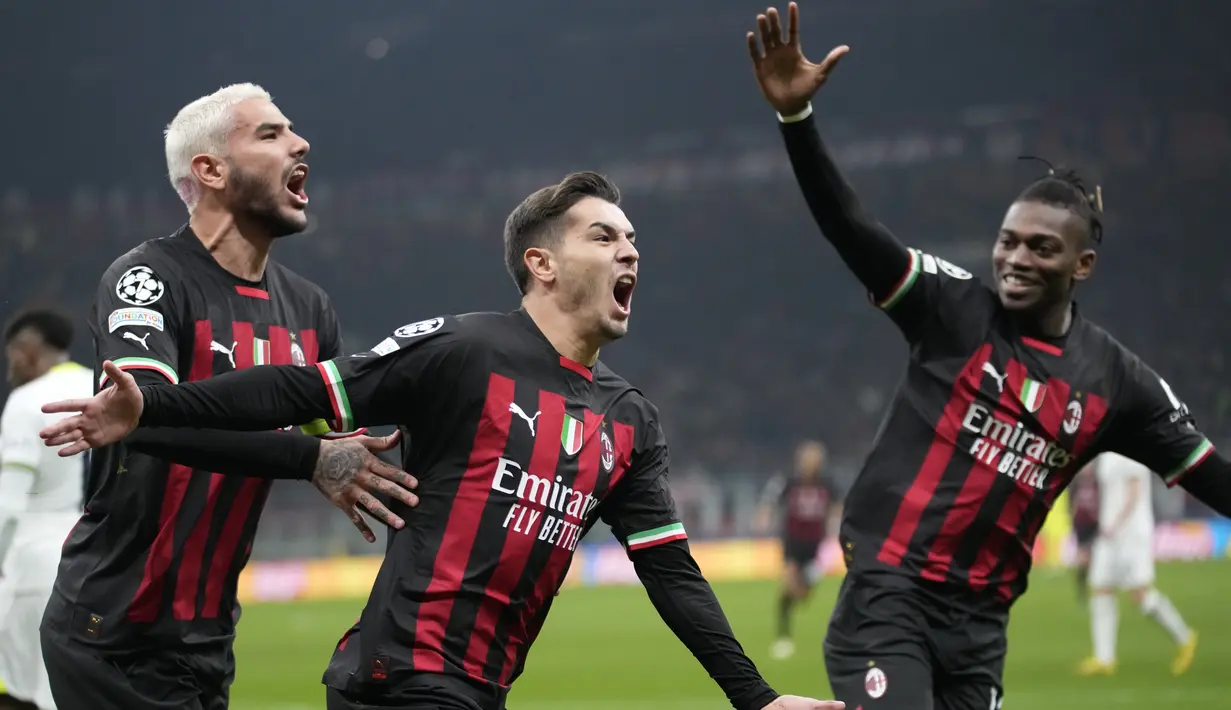 <p>Gelandang AC Milan, Brahim Diaz (tengah) berselebrasi usai mencetak gol ke gawang Tottenham Hotspur selama pertandingan leg pertama babak 16 besar Liga Champions di stadion San Siro di Milan, Italia, Rabu (15/2/2023). AC Milan menang tipis atas Tottenham dengan skor 1-0. (AP Photo/Luca Bruno)</p>