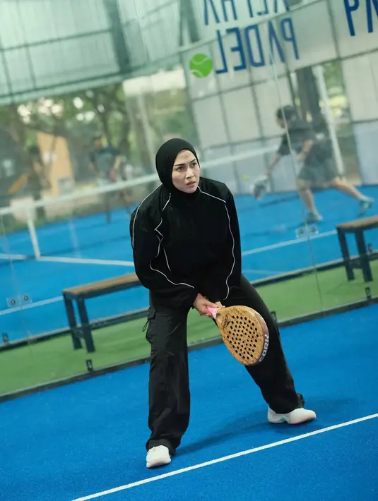 Look simpel namun chic ini memberikan sentuhan effortless sekaligus modern untuk hijabers yang ingin tetap aktif bergerak.  [@ninazatulini22].