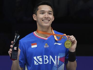 Pebulu tangkis tunggal putra Indonesia, Jonatan Christie sukses mengoleksi gelar keduanya tahun ini setelah menjuarai Badminton Asia Championship 2024, Minggu (14/4/2024) di Ningbo Olympic Sports Center Gymnasium, China. Di partai final, Jojo kembali menaklukkan jagoan China, Li Shi Feng dengan dua gim langsung, 21-15, 21-16. Sebelumnya di partai semifinal, juara All England 2024 ini juga sukses menghentikan laju andalan tuan rumah, Shi Yu Qi lewat pertarungan sengit tiga gim. (AP Photo)