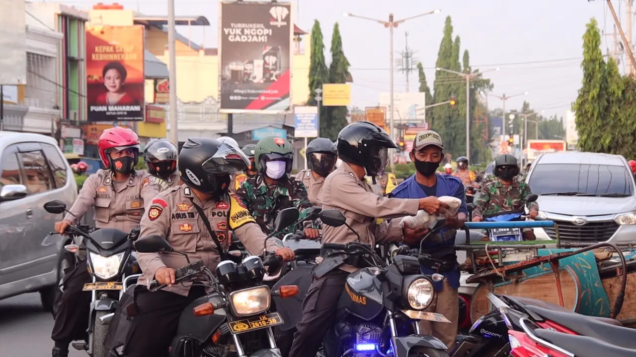 Polres Pemalang dan TNI membagikan beras untuk tukang becak dan pekerja jalanan lainnya di masa PPKM Darurat. (Foto: Liputan6.com/Humas Polres Pemalang)