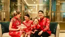 Dalam sesi pemotretan ini, Daniel tampil kompak bersama sang istri, Viola, dan kedua anaknya. Potret tersebut berhasil menampilkan kebersamaan keluarga kecil ini yang ceria dan penuh kehangatan. [Foto: Instagram/ VjDaniel]