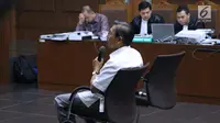 Mantan Wapres, Boediono menjawab pertanyaan saat menjadi saksi pada sidang lanjutan dugaan korupsi penerbitan SKL BLBI dengan terdakwa, Syafruddin Arsyad Temenggung di Pengadilan Tipikor, Jakarta, Kamis (19/7). (Liputan6.com/Helmi Fithriansyah)