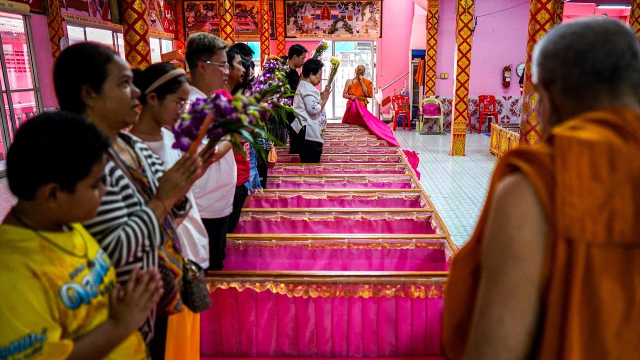 Ritual unik warga Thailand berdoa dalam peti mati sambut Tahun Baru
