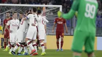 Pemain AC Milan merayakan gol yang dicetak oleh Theo Hernandez ke gawang AS Roma pada laga Serie A 2019 di Stadion Olympic, Senin (27/10). AS Roma menang dengan skor 2-1. (AP/Andrew Medichini)