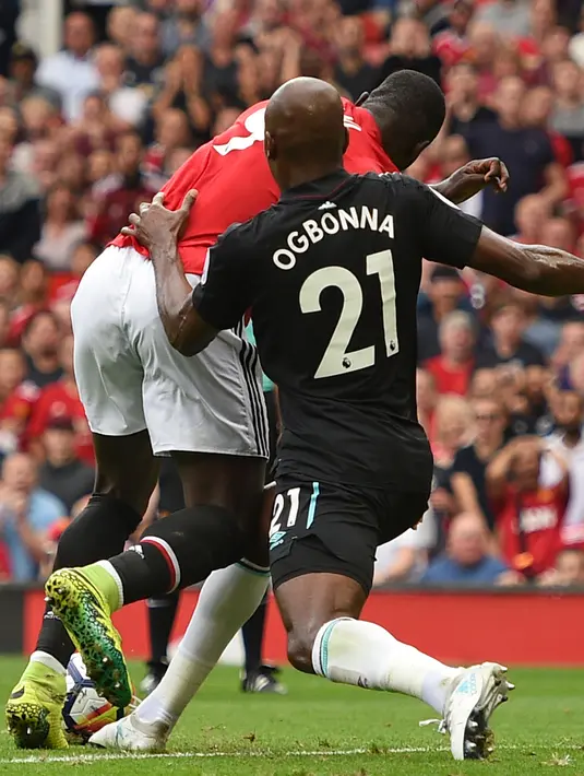 Penyerang MU, Romelu Lukaku berusaha melewati pemain West Ham pada pertandingan Liga Inggris di Old Trafford, Manchester, Inggris, (13/8). MU menang telak atas West Ham dengan skor 4-0. (AFP Photo/Oli Scarff)