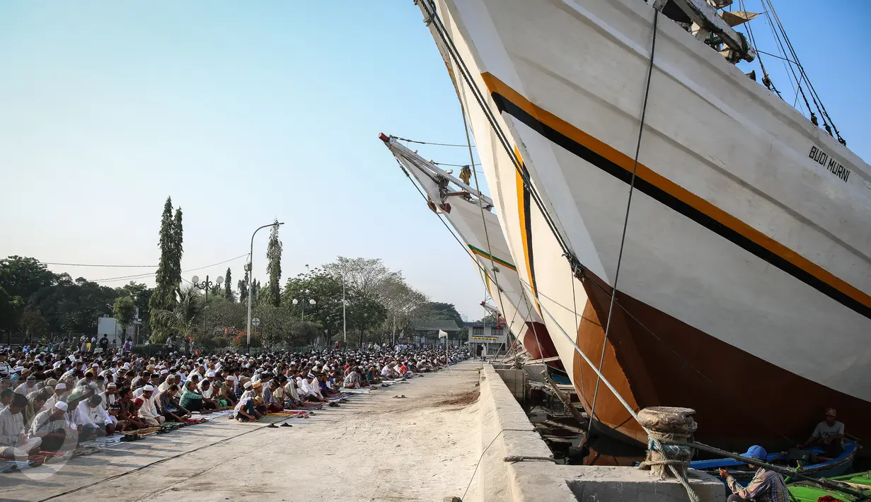 Ribuan umat Muslim bersiap melaksanakan Shalat Idul Adha di Pelabuhan Sunda Kelapa, Jakarta, Kamis (24/9/2015). Nuansa khas pelabuhan menjadi keunikan tersendiri saat Shalat Ied di tempat ini. (Liputan6.com/Faizal Fanani)