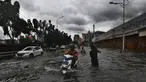Pengendara motor berusaha menerobos genangan air di ruas Jalan Satrio, Grogol, Jakarta Barat, Rabu (29/1/2025). (merdeka.com/Arie Basuki)