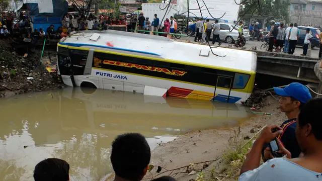 Bus masuk Sungai, Empat Tewas