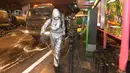 Seorang tentara mengemudikan kendaraan guna menyemprotkan disinfektan di sepanjang Jalan Silom di Bangkok, Thailand, 19 Maret 2020. Di Thailand, lebih dari 200 orang telah terinfeksi COVID-19, sementara lebih dari 40 orang telah pulih dan dipulangkan dari rumah sakit. (Xinhua/Rachen Sageamsak)