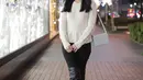 Jalan santai di malam hari, Shandy tampil minimalis dengan sweater rajut putih dan long pants hitam. @shandyaulia.