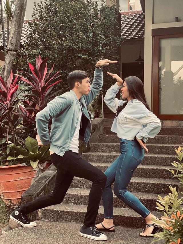 Main Sinetron Bareng Ini 6 Momen Kedekatan Ochi Rosdiana Dan Rizky Ksatria Hot Liputan6 Com