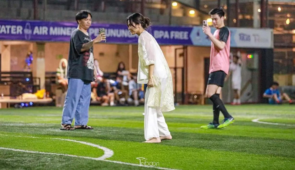 Dalam foto-foto yang dibagikan lewat akun Instagram keduanya, netizen justru dibuat salah fokus dengan pakaian yang dikenakan Azizah. [@acadumpie/@arhanzize__]