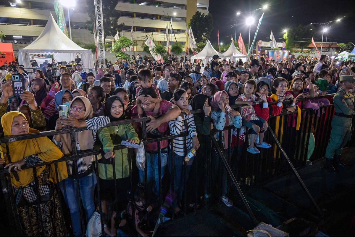 FOTO: Keseruan Warga Kota Surabaya Dengan Aneka Kostum Unik Mengikuti Festival Rujag Uleg