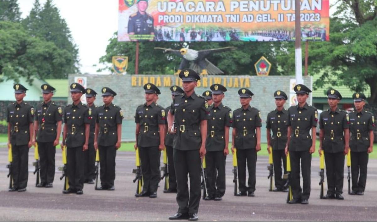 "Jadi tentara itu cita -cita saya sejak kecil, dan sejak SMA, saya latihan lari, push up dan lain-lain di Yonkav 5 sedangkan untuk psikologi, saya belajar dari You tube, Medsos, perpustakaan di kota ataupun buku-buku,"