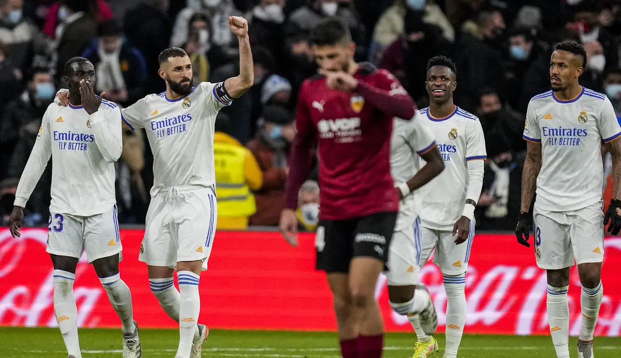 Karim Benzema yang maju sebagai eksekutor mampu mengkonversinya menjadi gol dan membawa Real Madrid unggul 1-0 yang bertahan hingga babak pertama usai. (AP/Bernat Armangue)