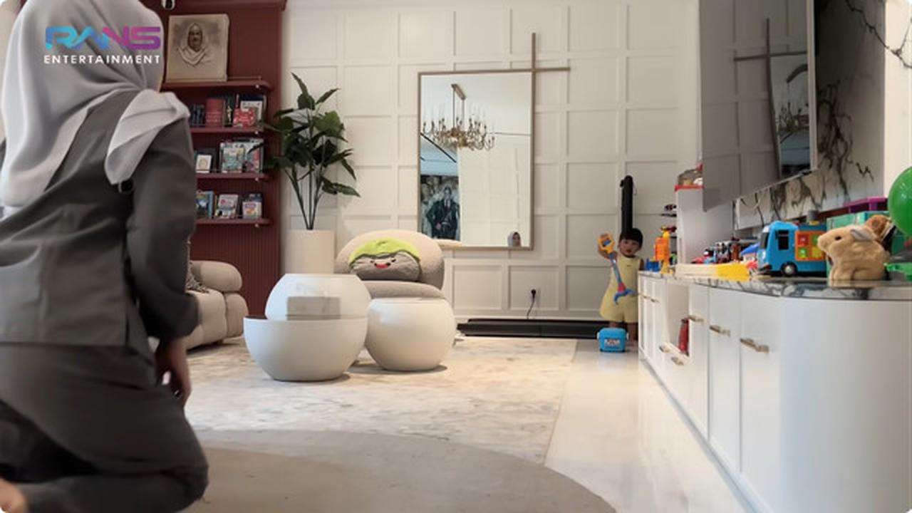 6 Potret Ruang Keluarga Rumah Raffi Ahmad, Jadi Tempat Favorit Lily Bermain