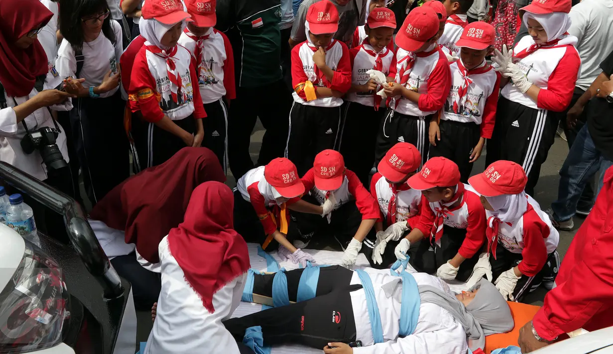 Sejumlah murid Madrasah se-Jakarta mengikuti acara Madrasah Siaga Bencana di hari bebas kendaraan bermotor di kawasan Thamrin, Jakarta, Minggu (22/1). (Liputan6.com/Johan Tallo)