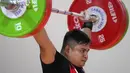 Lifter Indonesia, Muhammad Zul Ilmi berkompetisi pada nomor angkat besi putra 89kg SEA Games 2023 di Hanoi Sports Training and Competition Center, Hanoi, Vietnam, Minggu (22/5/2022). Zul meraih medali perak setelah melakukan total angkatan 328kg (145kg snatch dan 183kg clean & jerk). (AP Photo/Tatan Syuflana)