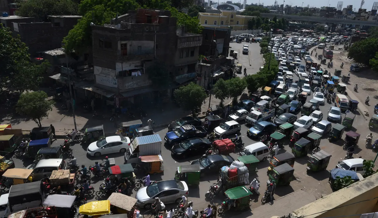 Kemacetan lalu lintas di jalan setelah pemerintah melonggarkan penguncian nasional (lockdown) di Karachi, Senin (18/5/2020). Pelonggaran dilakukan kendati Pakistan mengalami kenaikan jumlah orang yang terinfeksi virus corona sejak lockdown diberlakukan. (Asif HASSAN/AFP)