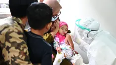 Seorang anak menjalani tes virus corona COVID-19 di Banda Aceh, Aceh, Jumat (13/8/2021). Berdasarkan data covid19.acehprov.go.id pada 12 Agustus 2021 hingga pukul 18.00, kasus COVID-19 di Aceh sebanyak 26.309, dalam perawatan 6.208, sembuh 18.970, dan meninggal 1.131. (CHAIDEER MAHYUDDIN/AFP)