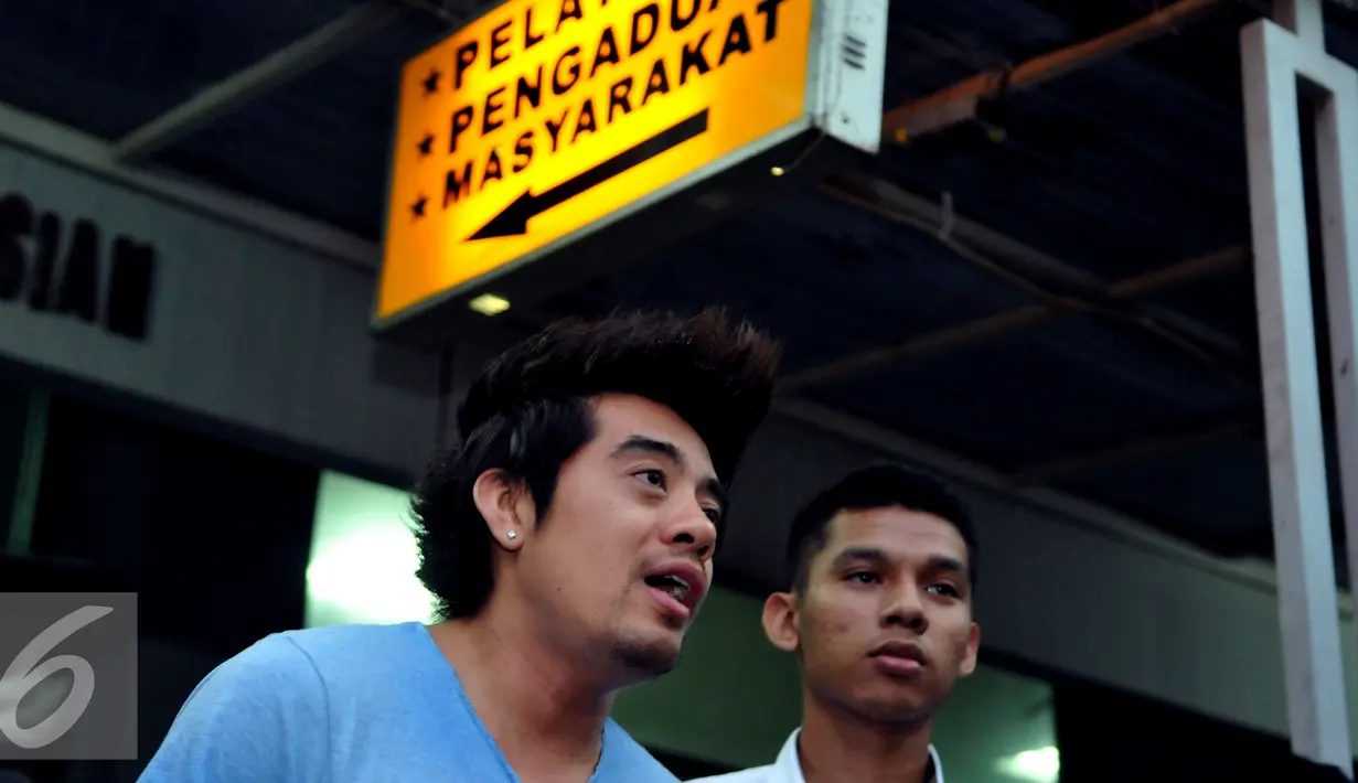 Martin Carter memberikan keterangan pers usai keluar dari Sentra Pelayanan Kepolisian, Polda Metro Jaya, Jakarta, Rabu (19/8/2015). Ia melaporkan sejumlah penyanyi terkait pemutaran lagunya tanpa izin. (Liputan6.com/Panji Diksana)