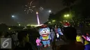 Warga saat menyaksikan pesta kembang api di kawasan Monas, Jakarta, Jumat (1/1). Antusiasme warga yang memadati Monas saat malam pergantian tahun membuat langit di kawasan tersebut dimeriahkan dengan pesta kembang api. (Liputan6.com/Immanuel Antonius)
