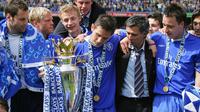 Chelsea yang baru memulai era bersama Roman Abramovich menunjuk Jose Mourinho sebagai nahkoda. Selain berhasil membentuk The Blues sebagai kekuatan baru di sepak bola Inggris, The Special One juga berhasil mempersembahkan delapan trofi. (AFP/Adrian Dennis)