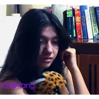 Cassandra Lee menghabiskan masa kecilnya di Amerika dan Eropa, perbedaan kultur membuatnya sempat kesulitan beradaptasi di Indonesia.