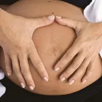 stretch mark adalah garis-garis halus pada kulit yang biasa muncul saat kehamilan. credits: pexels/davegarcia
