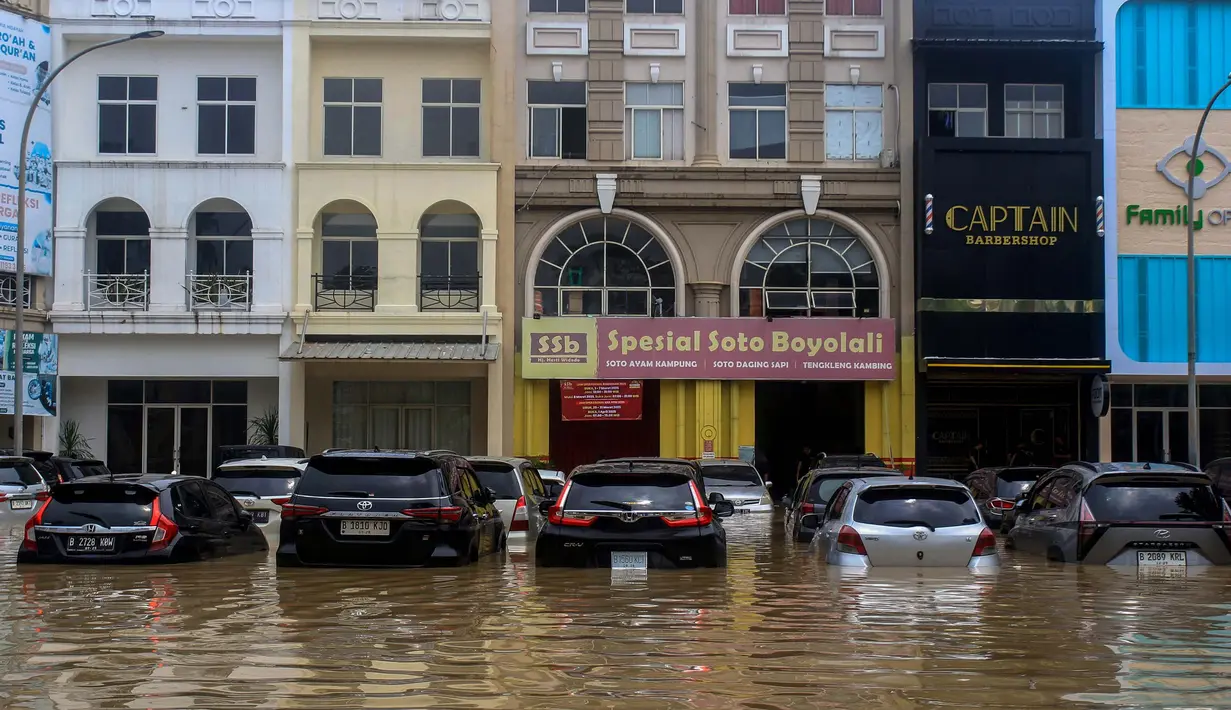 Kendaraan terendam banjir di jalan di area perbelanjaan Grand Galaxy di Bekasi, Jawa Barat pada Selasa 4 Maret 2025. (Robby Bibir Fathan Qorib/AFP)