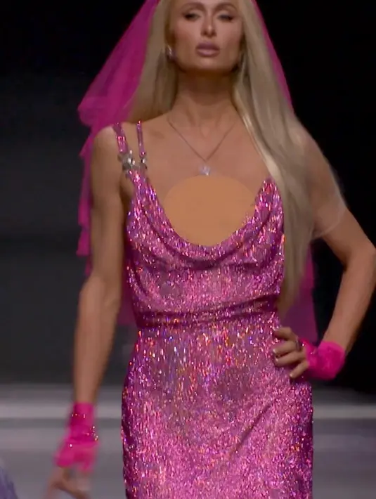 <p>Akun Versace juga membagikan momen saat Paris Hilton melenggang di catwalk. Disebutkan bahwa Paris Hilton yang hadir dalam penutup acara ini dengan gaun pengantin yang dihiasi kristal Swarovski pink bergaya tropis dan dipercantik renda. (Foto: Instagram/ versace)</p>