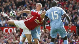 Bomber Manchester United, Zlatan Ibrahimovic, berusaha melewati bek Stoke, Ryan Shawcross. Pada laga ini kedua tim sama-sama menggunakan skema 4-2-3-1. (Reuters/Russell Cheyne)  