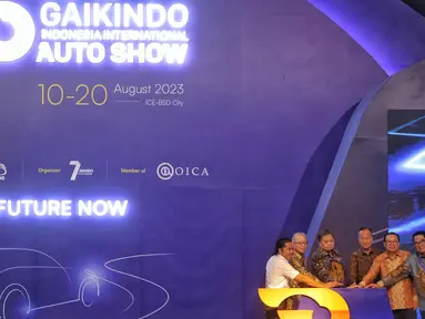 Menteri Koordinator Bidang Perekonomian Airlangga Hartarto (ketiga kiri) bersama Menteri Perindustrian Agus Gumiwang Kartasasmita (keempat kiri) menekan tombol saat membuka ajang Gaikindo Indonesia International Auto Show atau GIIAS 2023 di ICE BSD, Tangerang Selatan, Kamis (10/8/2023). (Liputan6.com/Angga Yuniar)