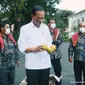 Presiden Joko Widodo atau Jokowi takjub melihat kiriman jeruk seberat 3 ton dari warga Liang Melas Datas, Kabupaten Karo, Sumatera Utara yang tiba di Istana Negara Jakarta, Senin (6/12/2021). (tangkapan layar Youtube Sekretariat Preiden)