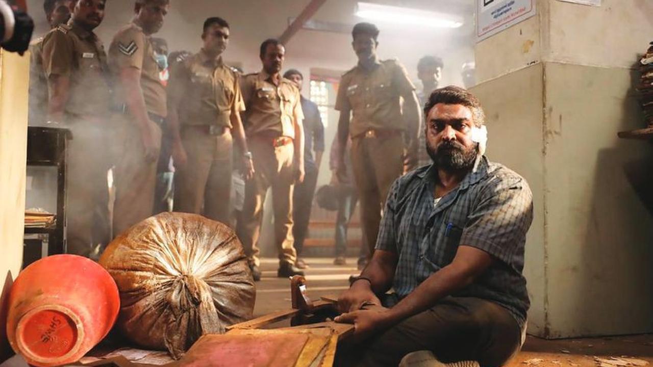 7 Rekomendasi Film India Tentang Keluarga yang Menyentuh, dari Komedi Menghibur - Kejahatan yang Kelam