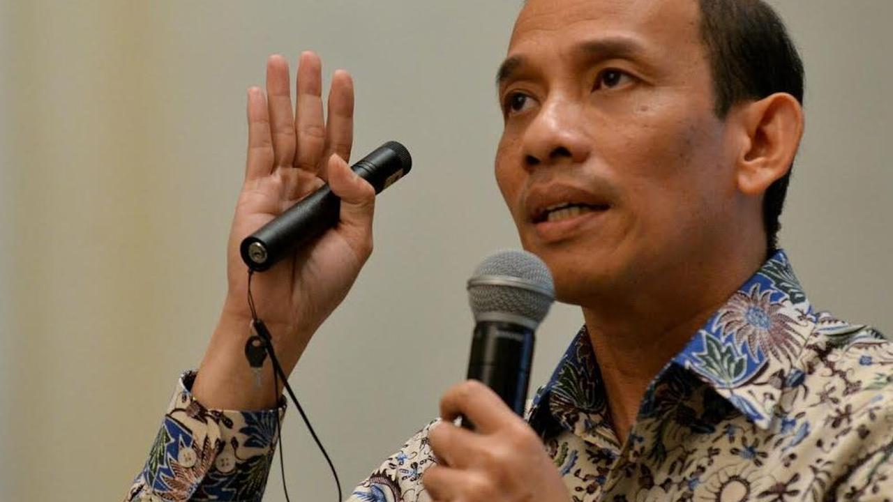 Mantan Menteri Energi dan Sumber Daya Mineral (ESDM), Arcandra Tahar menerbitkan buku berjudul ‘Public Interest in Energy Sector’. Buku ini membahas berbagai aspek energi baik nasional maupun global.
