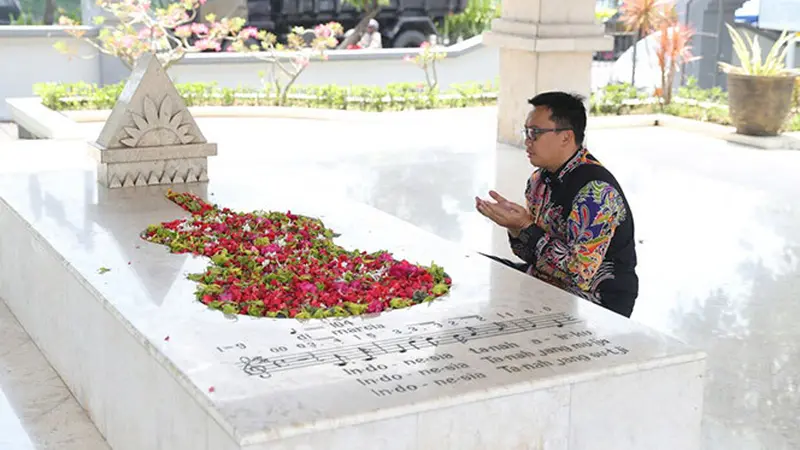 Ziarah Makam WR Soepratman, Menpora Ajak Pemuda untuk Selalu Kenang Jasa Pahlawan Nasional