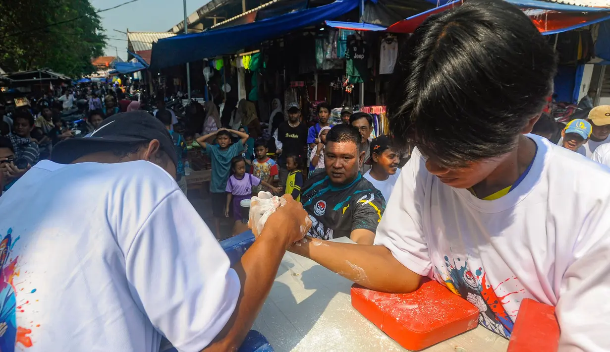 Rencananya, lomba atau adu panco ini juga bakal diselenggarakan di pasar-pasar tradisional lainnya seperti Cigudeg, Ciseeng, Cigombong, Ciluer dan lainnya. (merdeka.com/Arie Basuki)