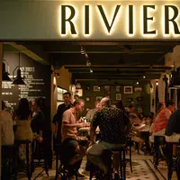 Konsep sederhana dan sajian lezat bersama orang-orang favorit.