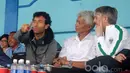  Luis Milla dan Miguel Gandia ditemani oleh Direktur Teknik Timnas Indonesia, Danurwindo, dan pengurus PSSI melakukan pemantauan pemain di Grup 2 Piala Presiden 2017.  (Bola.com/Benediktus Gerendo Pradigdo)