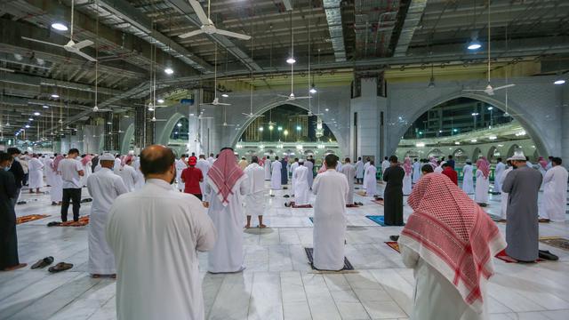 Dibuka Kembali, Begini Suasana Salat Berjamaah di Masjidil Haram