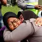 Pelukan tanda cinta anggota Polwan kepada ibunya pada peringatan hari ibu 2018. (Foto: Liputan6.com/Polres Pemalang/Muhamad Ridlo)