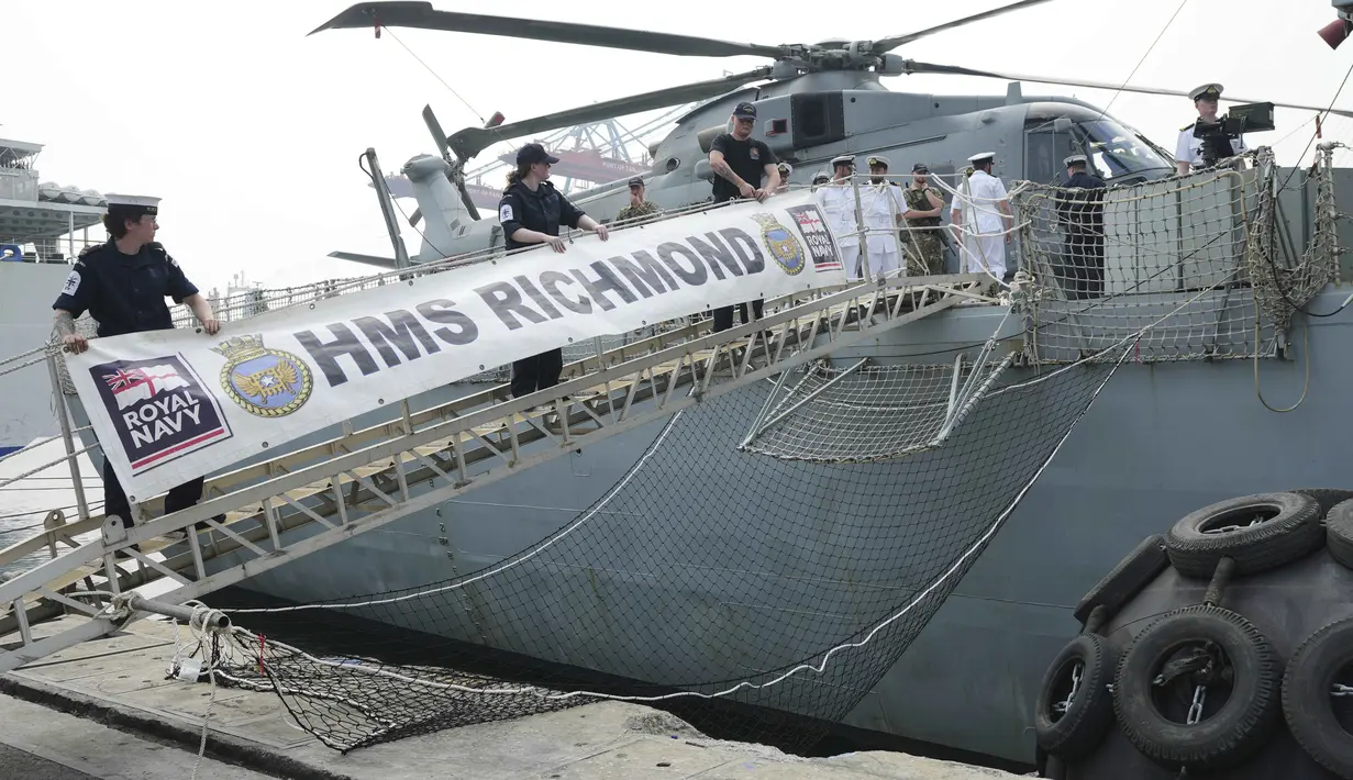Berlabuhnya kapal Angkatan Laut Kerajaan Inggris, HMS Richmond sebagai bagian dari kunjungan diplomatik untuk mempererat kerja sama pertahanan dan pertukaran budaya dengan Indonesia. (AP/Tatan Syuflana)