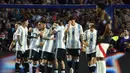 Penyerang Argentina, Lautaro Martinez (keempat kiri) merayakan gol saat pertandingan ke-12 kualifikasi Piala Dunia 2026 zona Amerika Selatan atau Conmebol melawan Peru di stadion La Bombonera, Buenos Aires pada Selasa 19 November 2024 waktu setempat atau Rabu 20 November 2024 pagi Waktu Indonesia Barat. (ALEJANDRO PAGNI/AFP)